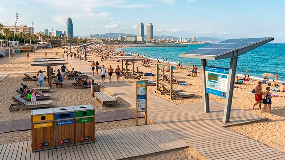 Cómo preparar una playa urbana en Barcelona con equipamiento funcional y sostenible