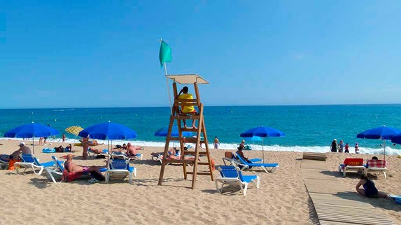 las sillas de vigilancia son esenciales en la playa