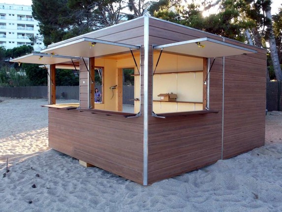 kioscos de madera con ventanas abiertas